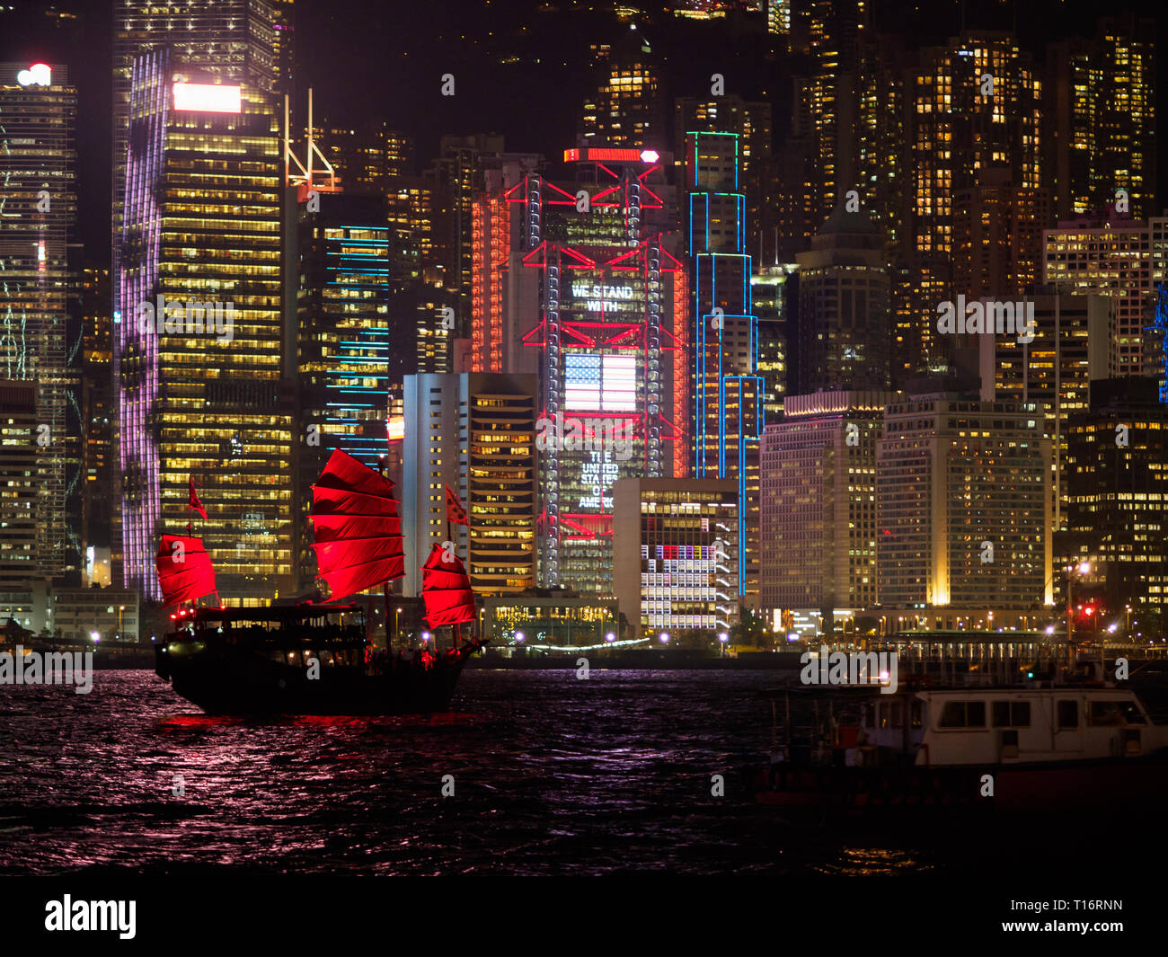 Horizon de Hong Kong à la soirée avec un voile à l'avant-plan. Banque D'Images
