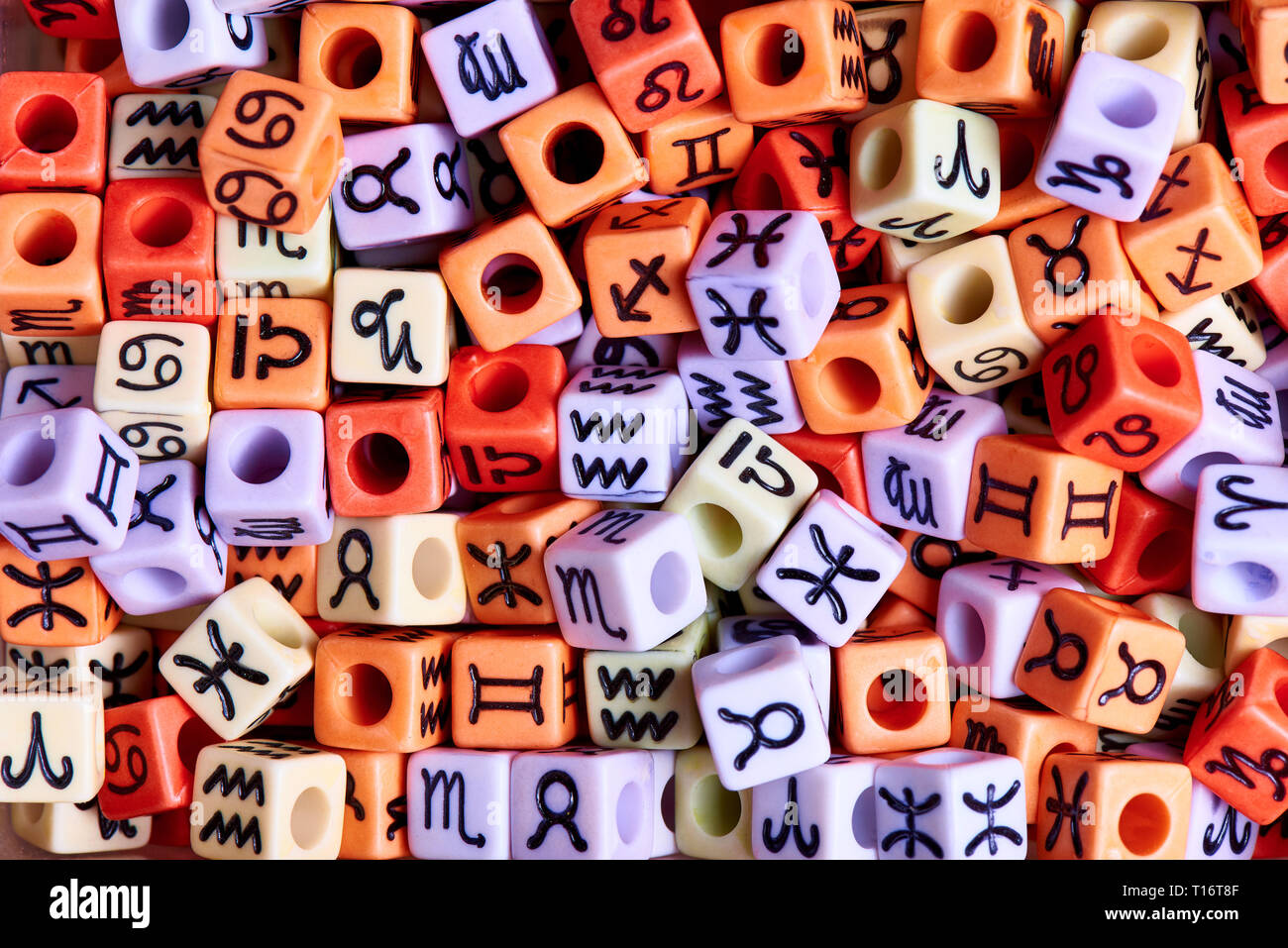 Multi-colored cubes avec signes du zodiaque close-up. Banque D'Images