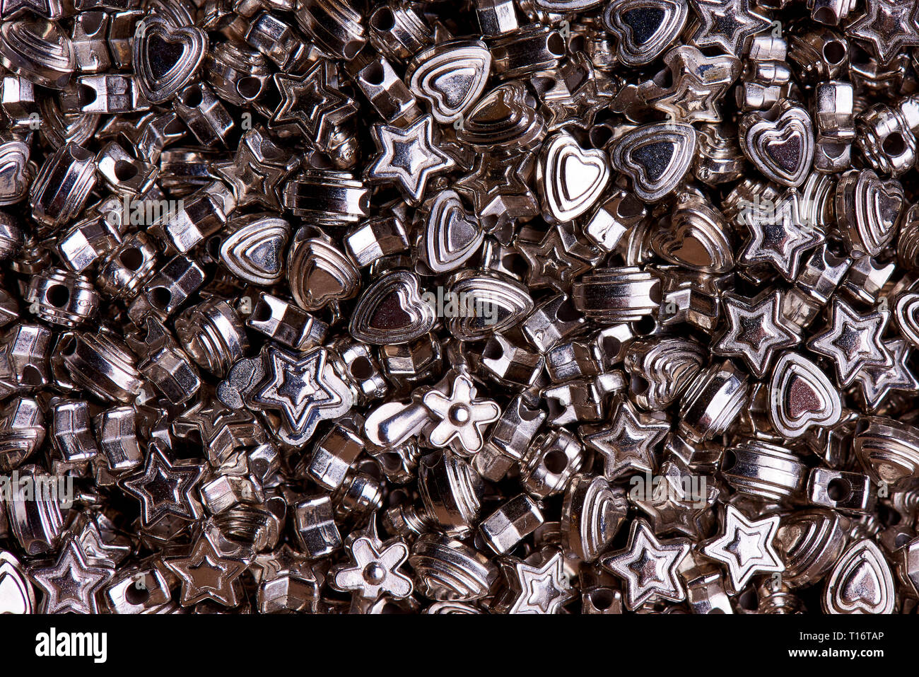 Ensemble d'argent des perles de différentes formes de près. Banque D'Images