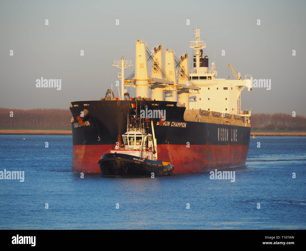 Anvers, Belgique - 22 mars 2017 : un remorqueur tirant un navire dans l'écluse de Berendrecht le Port d'Anvers. Banque D'Images