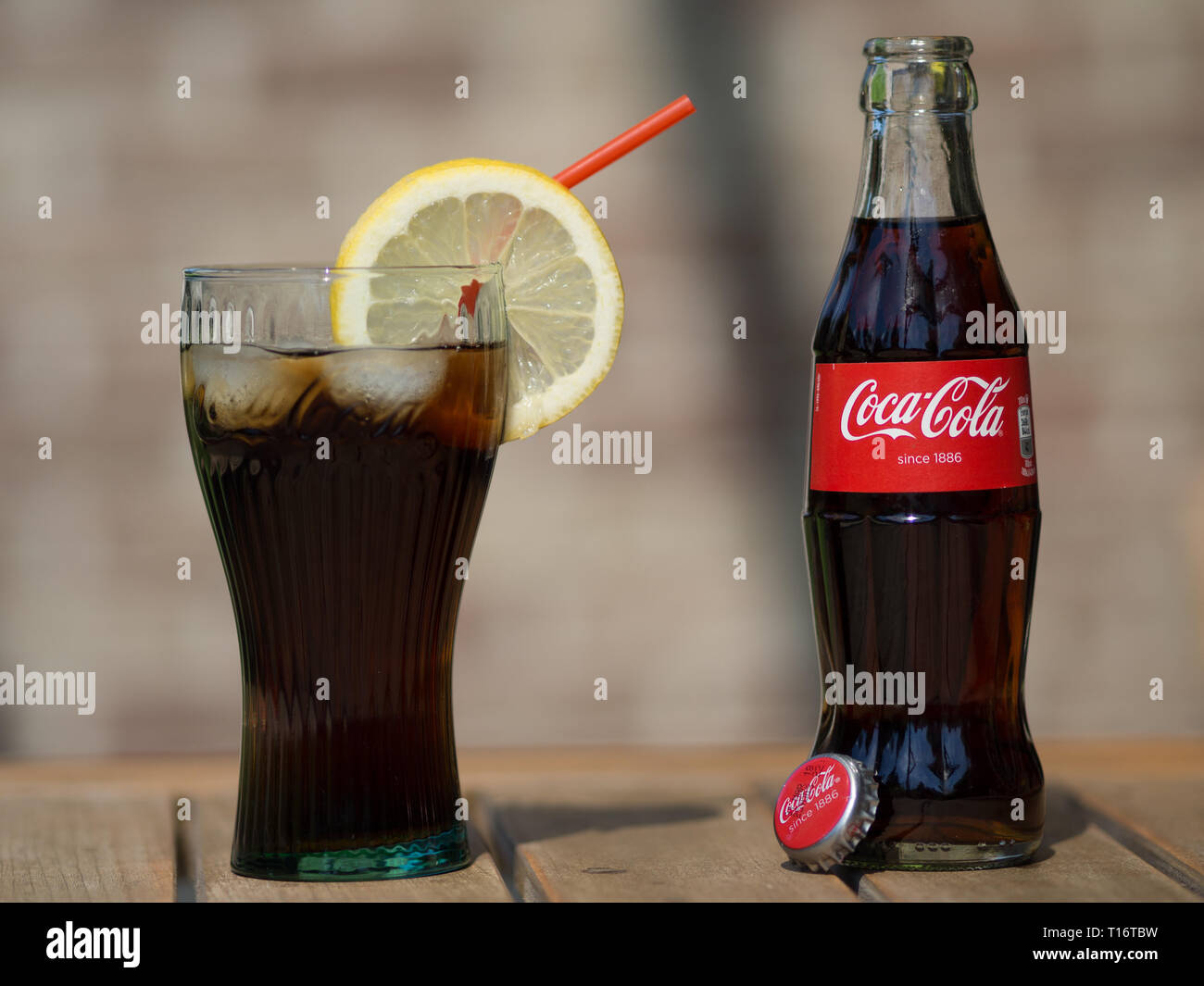 Menen, BELGIQUE - 17 MAI 2017 : une bouteille de coca cola à côté d'un verre  de coke, rempli de glaçons et une tranche de citron Photo Stock - Alamy