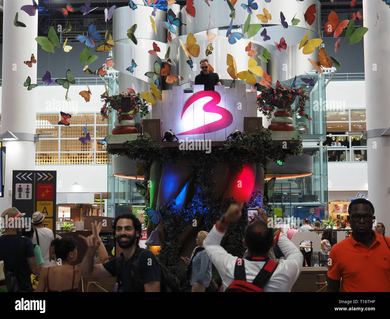 Zaventem, Belgique - 23 juillet 2018 : un DJ joue de la musique après le Tomorrowland Festival à l'aéroport de Bruxelles. Banque D'Images