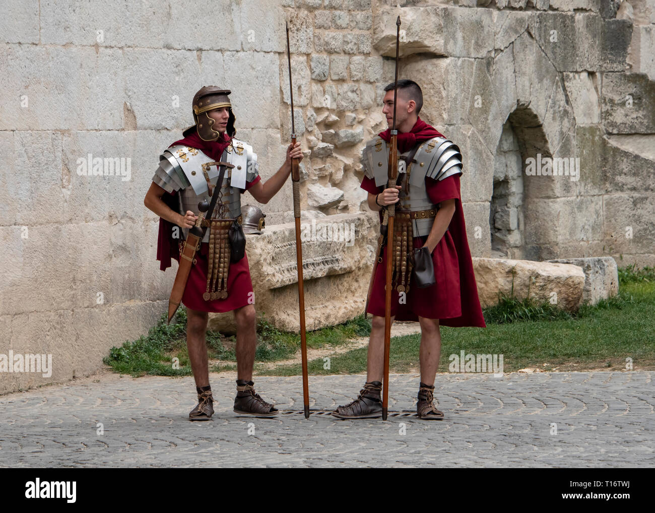 La Croatie, Split - Juin 2018 : de reconstitution historique habillés comme des légionnaires romains, attendre pour poser avec des touristes à la barrière pour le palais de Dioclétien Banque D'Images