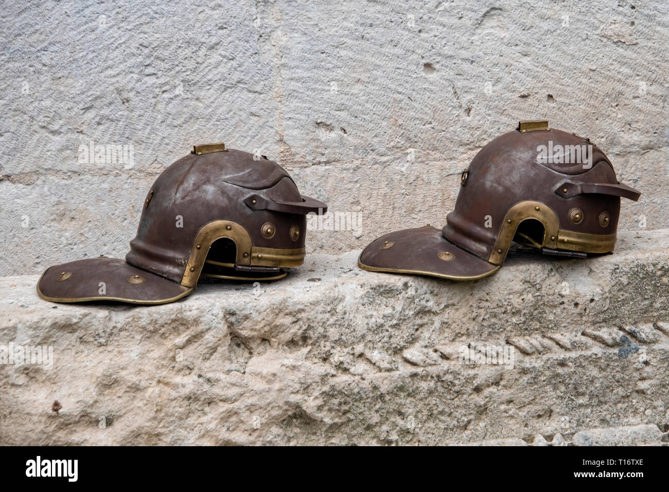 La Croatie, Split - Juin 2018 : Réplique les légionnaires dans le style des casques gaulois, utilisé par de reconstitution historique dans l'endroit de Dioclétien Banque D'Images