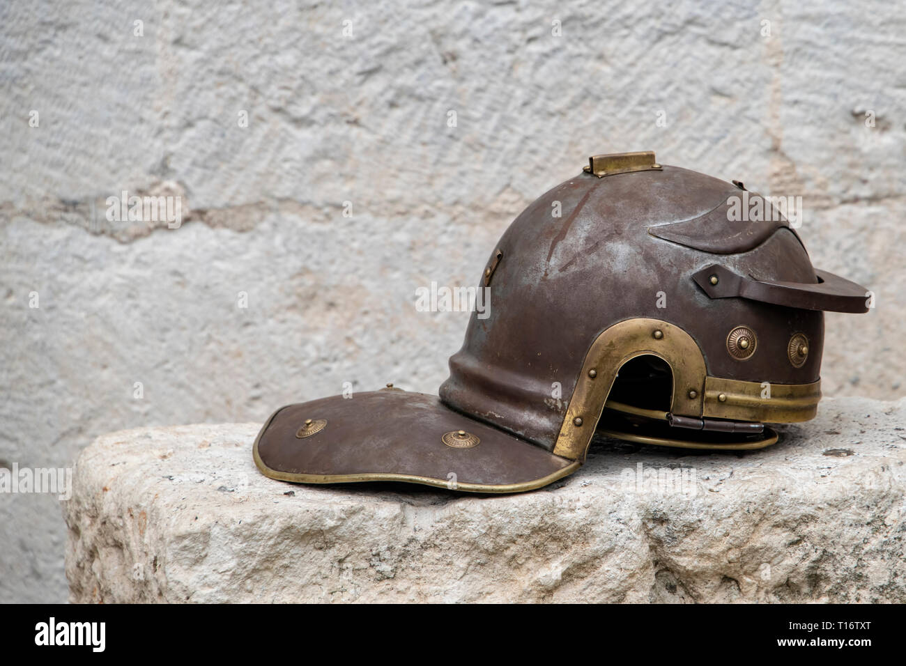 La Croatie, Split - Juin 2018 : Réplique les légionnaires dans le style casque gaulois, utilisé par de reconstitution historique dans l'endroit de Dioclétien Banque D'Images