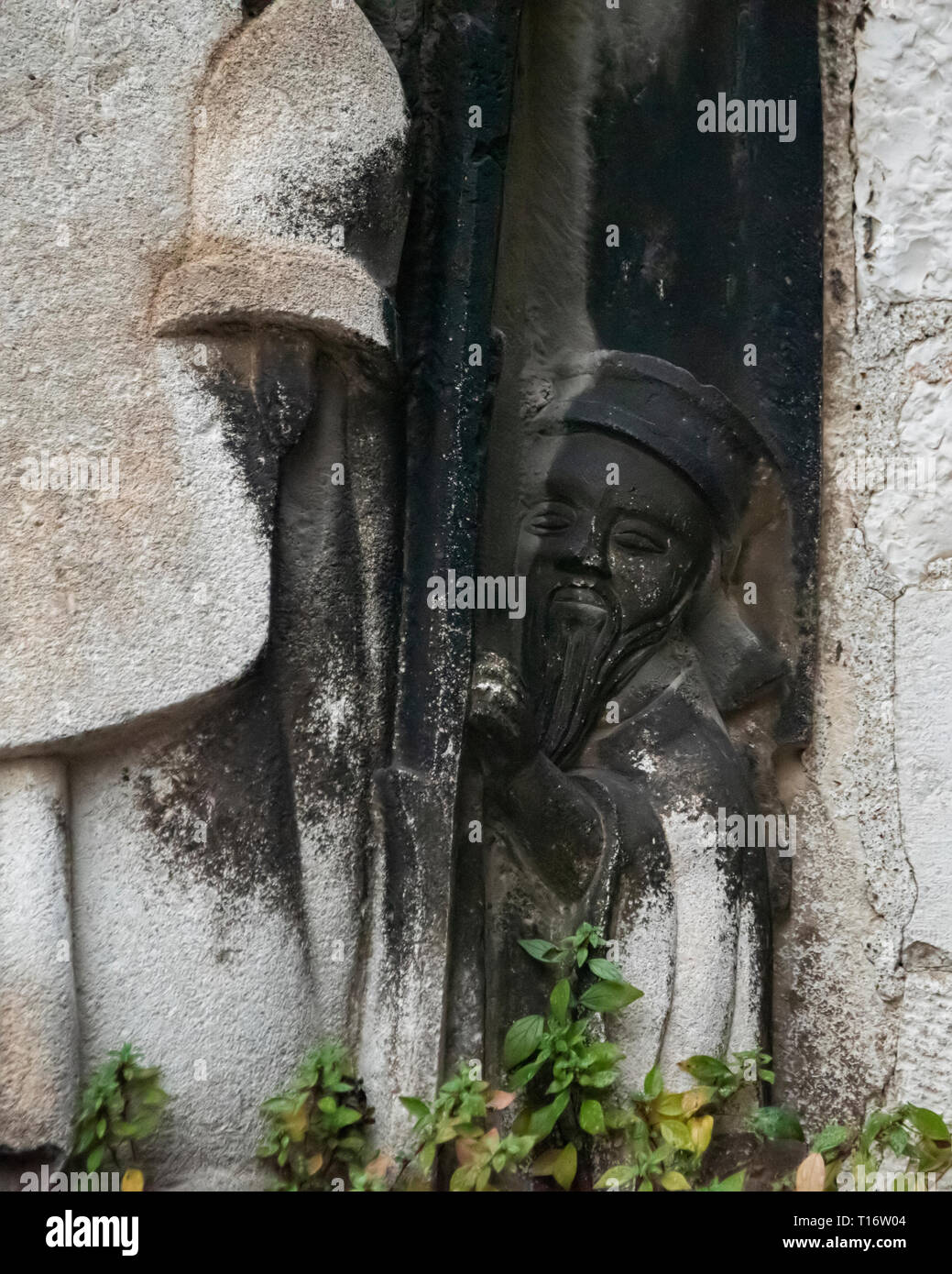 La Croatie, Split - Juin 2018 : Sculpture d'une figure de style oriental comme il l'équipe d'autour d'une grande statue à la cathédrale saint Domnius, partie o Banque D'Images