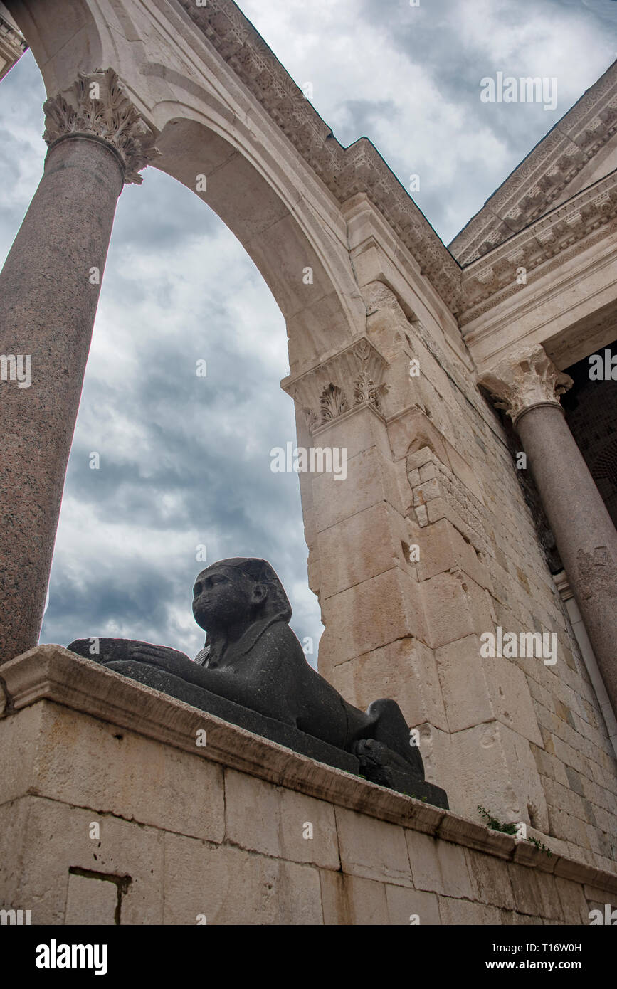 La Croatie, Split - Juin 2018 : Sphinx égyptien ancien dans le carré de l'Dioclétien à Split. Le Sphinx a été endommagé au cours de travaux de rénovation. Banque D'Images