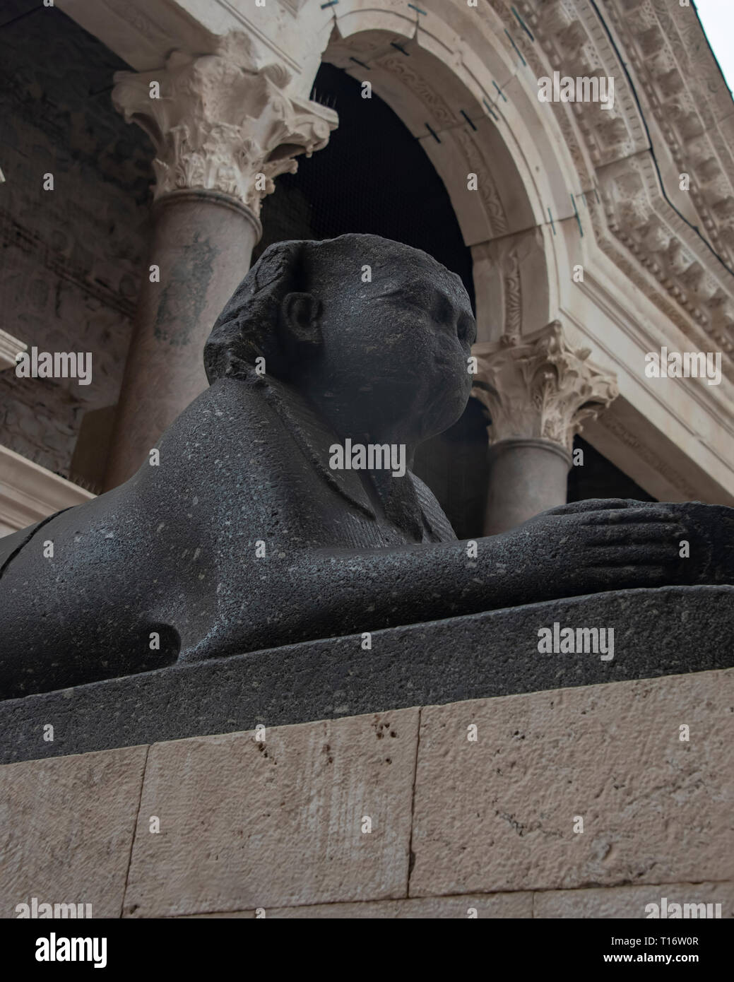 La Croatie, Split - Juin 2018 : Sphinx égyptien ancien dans le carré de l'Dioclétien à Split. Le Sphinx a été endommagé au cours de travaux de rénovation. Banque D'Images