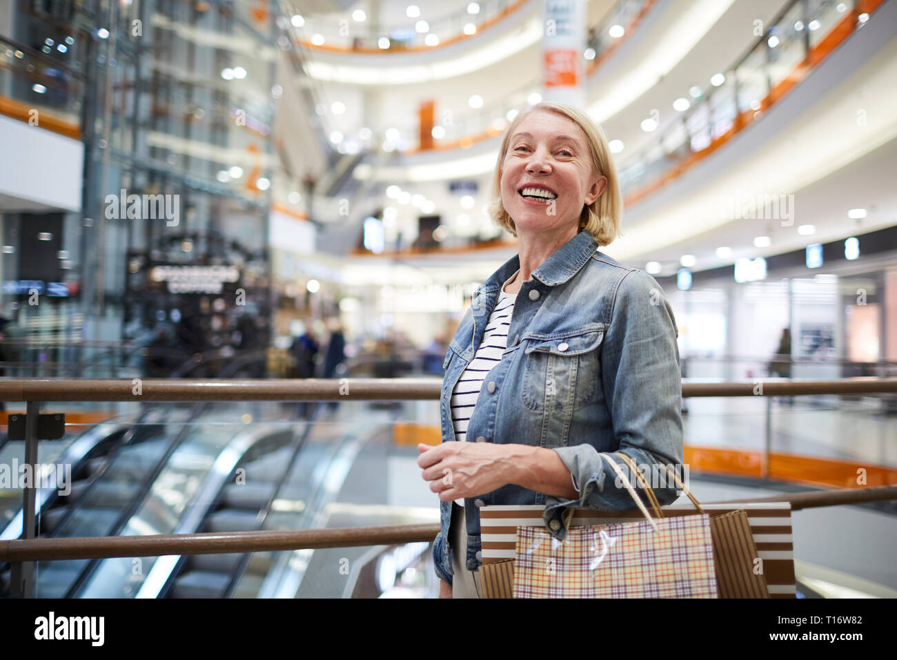 Femme excité dans shopping mall Banque D'Images