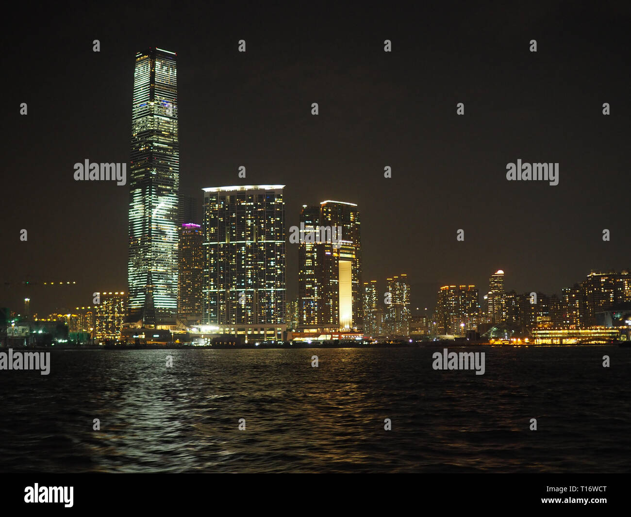 Central, Hong Kong - 2 novembre, 2017 : une vue de la ville de Kowloon dans la nuit du port de Victoria. Banque D'Images