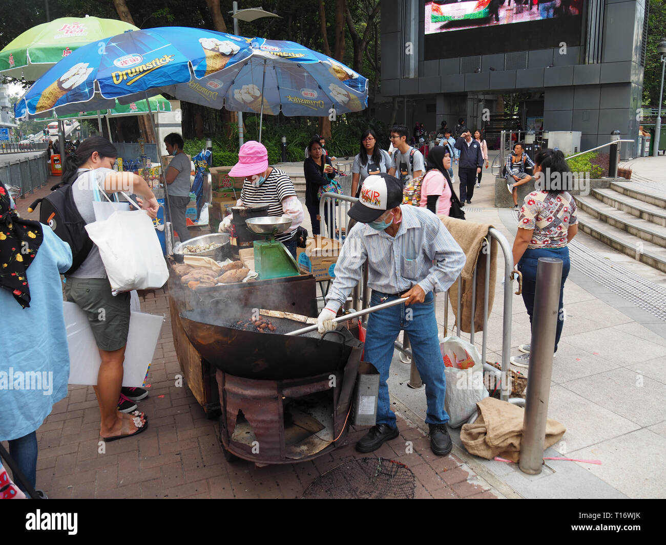 Central, Hong Kong - 5 novembre 2017 : Un homme prépare des aliments de rue à Hong Kong. Banque D'Images