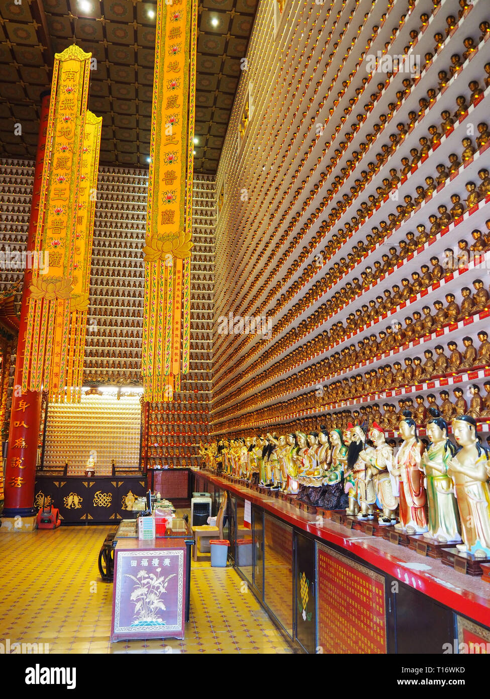 Sha Tin, Hong Kong - 7 novembre 2017 : de nombreuses statues de Bouddha, incorporés dans les parois des dix mille bouddhas Monastery. Banque D'Images