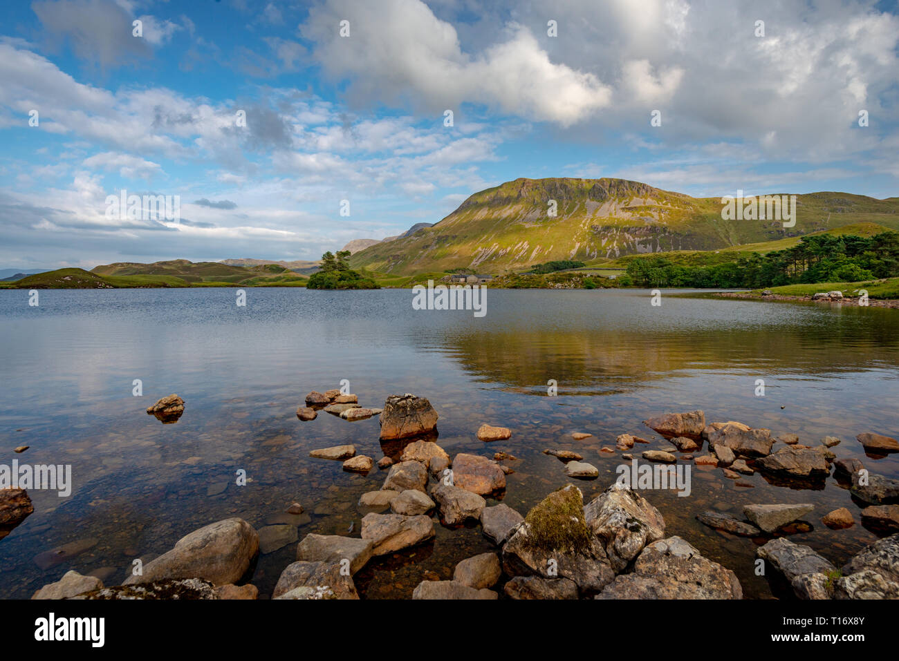 Les collines à proximité de réfléchir sur l'un des Cregennan les lacs, Pays de Galles, Royaume-Uni Banque D'Images