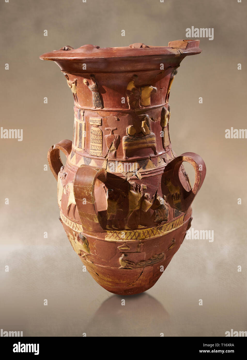 Inandik secours culte Hittite décoré de libation vase avec quatre frises décoratives avec chiffres colorés en crème, rouge et noir. Dans le regist Banque D'Images
