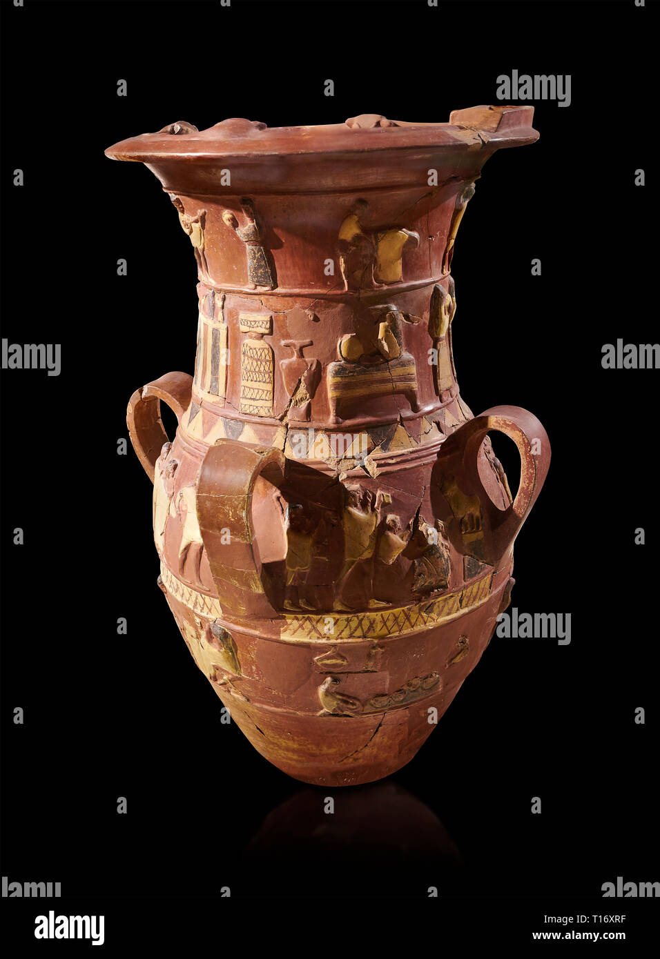Inandik secours culte Hittite décoré de libation vase avec quatre frises décoratives avec chiffres colorés en crème, rouge et noir. Dans le regist Banque D'Images