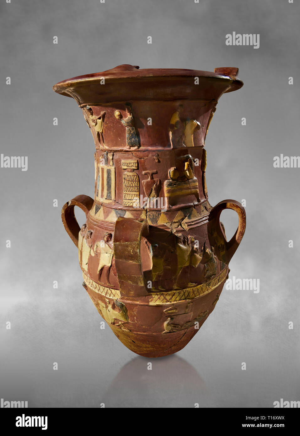 Inandik secours culte Hittite décoré de libation vase avec quatre frises décoratives avec chiffres colorés en crème, rouge et noir. Dans le regist Banque D'Images