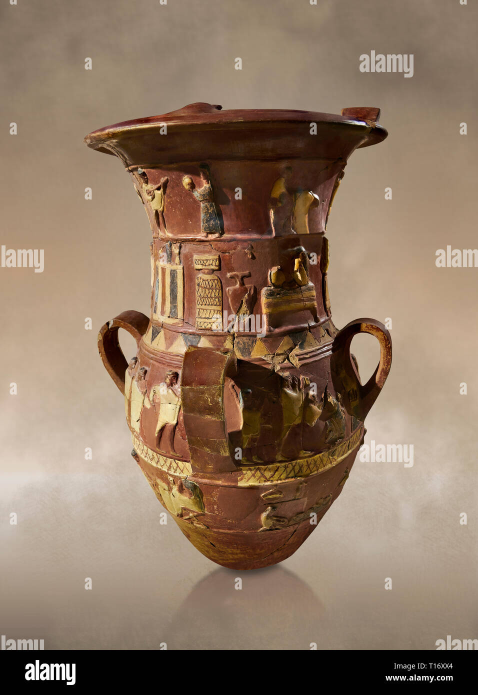 Inandik secours culte Hittite décoré de libation vase avec quatre frises décoratives avec chiffres colorés en crème, rouge et noir. Dans le regist Banque D'Images