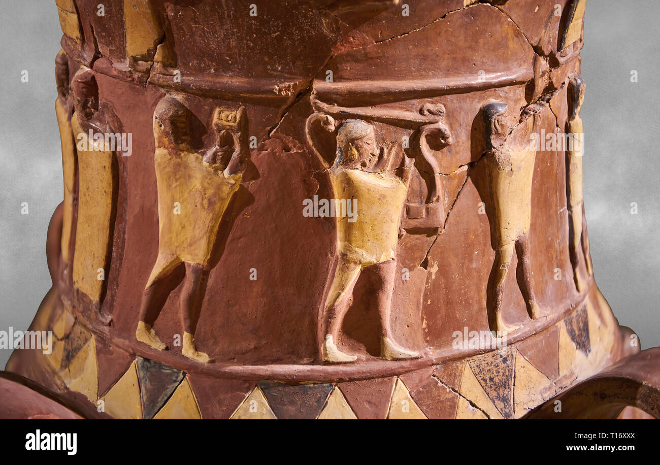 De près de l'Inandik secours culte Hittite décoré de libation à décor de figures relif colorés en crème, rouge et noir. La voie processionnelle fi Banque D'Images
