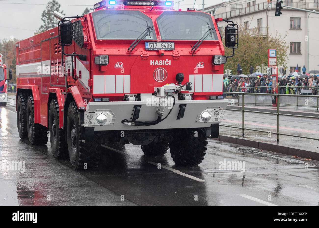 Rue européenne, Prague-October 28, 2018 : Fire Brigade travailleurs sont à cheval sur les camions de pompiers défilé militaire le 28 octobre 2018 à Prague, République Tchèque Banque D'Images