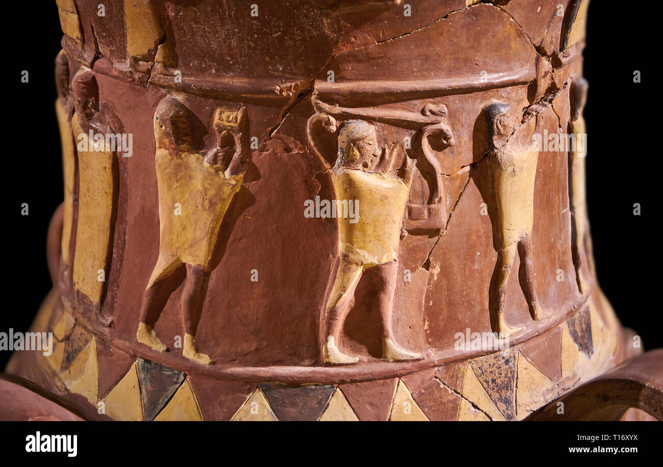De près de l'Inandik secours culte Hittite décoré de libation à décor de figures relif colorés en crème, rouge et noir. La voie processionnelle fi Banque D'Images