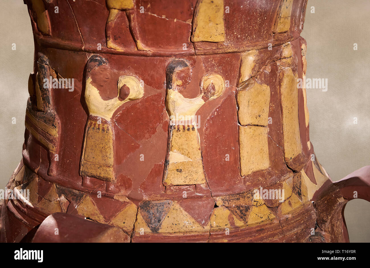De près de l'Inandik secours culte Hittite décoré de libation à décor de secours des femmes de couleur crème, les chiffres en rouge et noir à l'instr Banque D'Images
