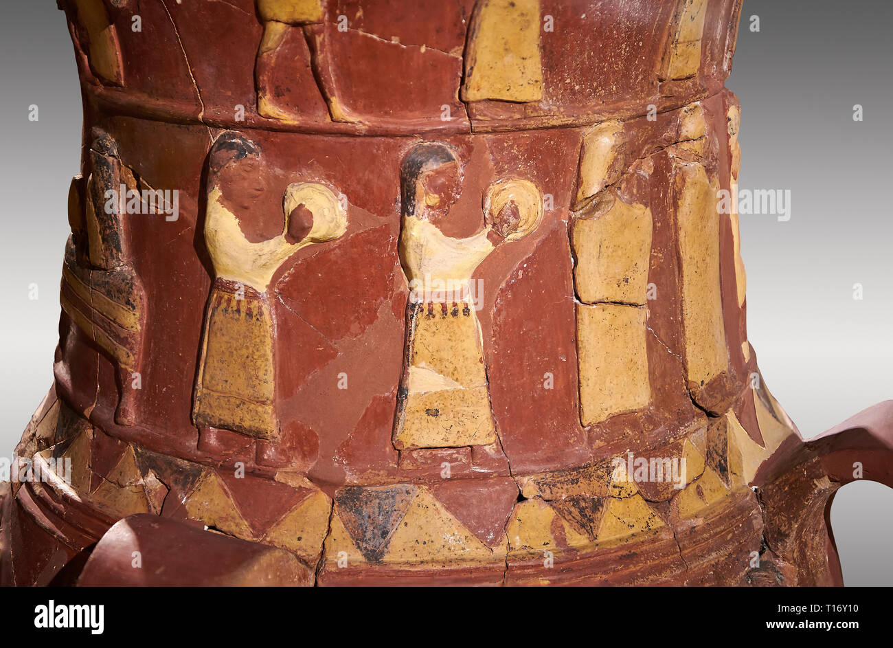 De près de l'Inandik secours culte Hittite décoré de libation à décor de secours des femmes de couleur crème, les chiffres en rouge et noir à l'instr Banque D'Images