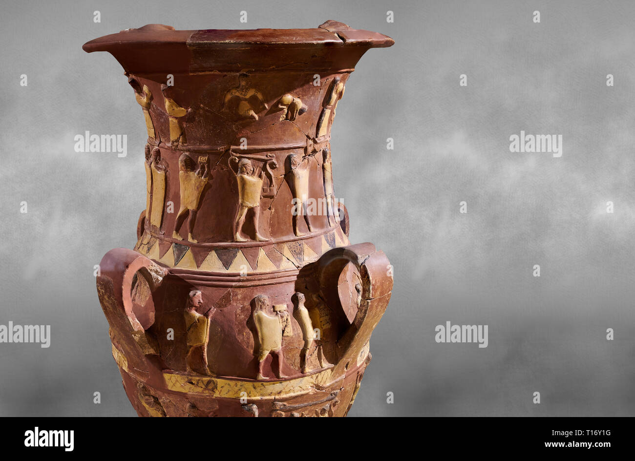 Inandik secours culte Hittite décoré de libation vase avec quatre frises décoratives avec chiffres colorés en crème, rouge et noir. La voie processionnelle Banque D'Images