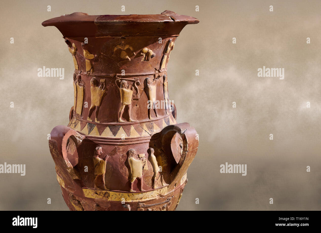 Inandik secours culte Hittite décoré de libation vase avec quatre frises décoratives avec chiffres colorés en crème, rouge et noir. La voie processionnelle Banque D'Images