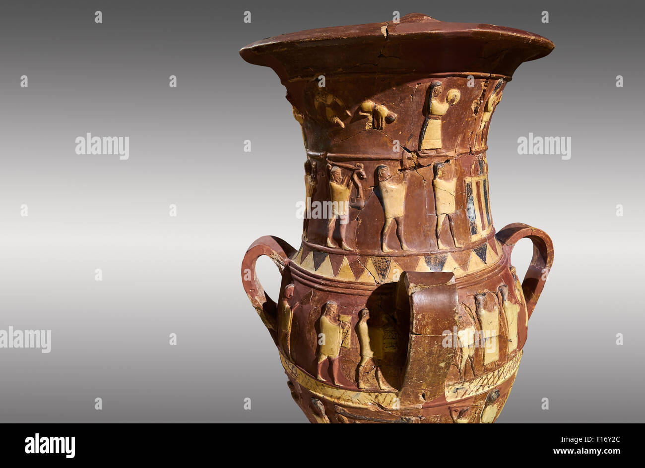 Inandik secours culte Hittite décoré de libation vase avec quatre frises décoratives avec chiffres colorés en crème, rouge et noir. La voie processionnelle Banque D'Images