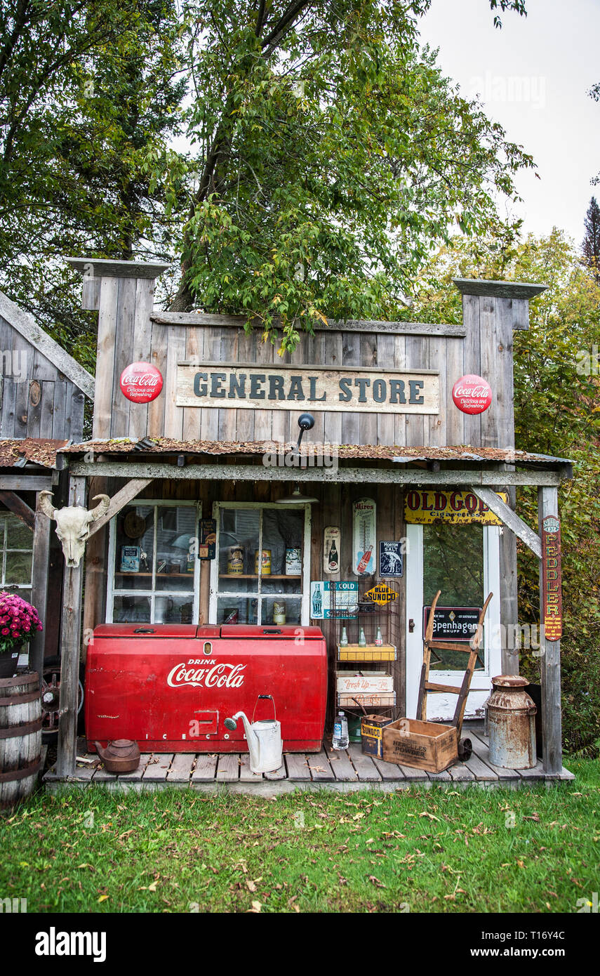 Réplique d'une ancienne façade de magasin général vintage avec un Coca Cola glacière, barre, Vermont, Nouvelle Angleterre automne créatif hobbyiste, magasin de pays Banque D'Images