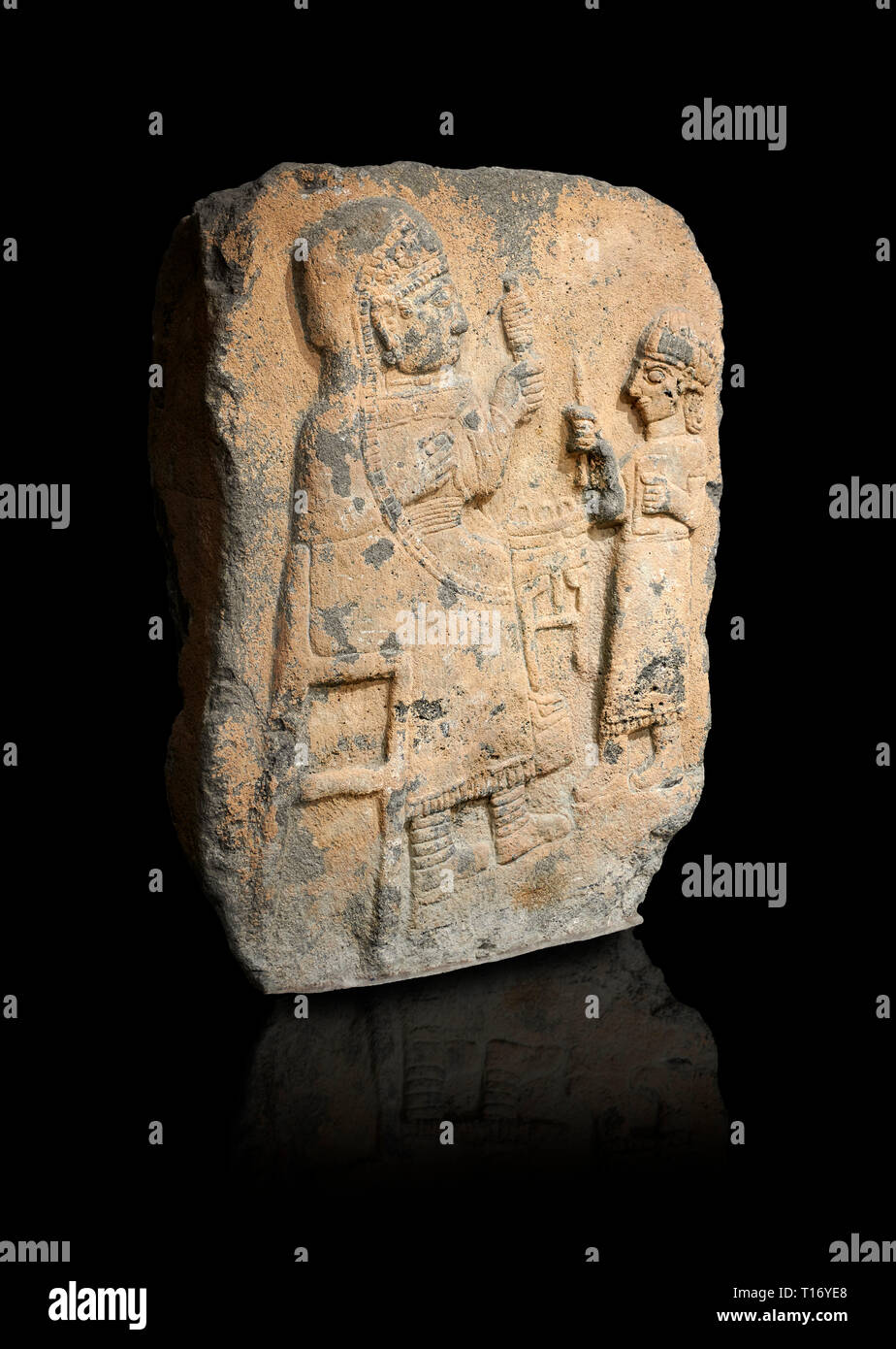 Monumental sculpture relief Hittite. La fin de période Hittite - 900-700 BC. Musée Archéologique d'Adana, Turquie. Sur un fond noir Banque D'Images