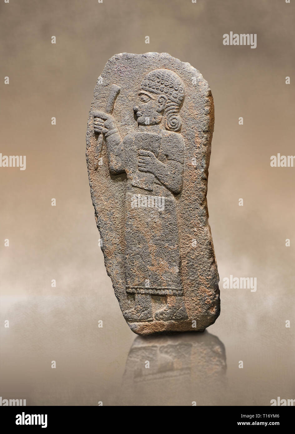 Monumental sculpture relief Hittite d'une figure la tenue d'un document. Musée Archéologique d'Adana, Turquie. Banque D'Images