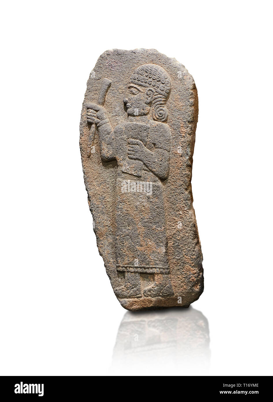 Monumental sculpture relief Hittite d'une figure la tenue d'un document. Musée Archéologique d'Adana, Turquie. Sur un fond blanc. Banque D'Images