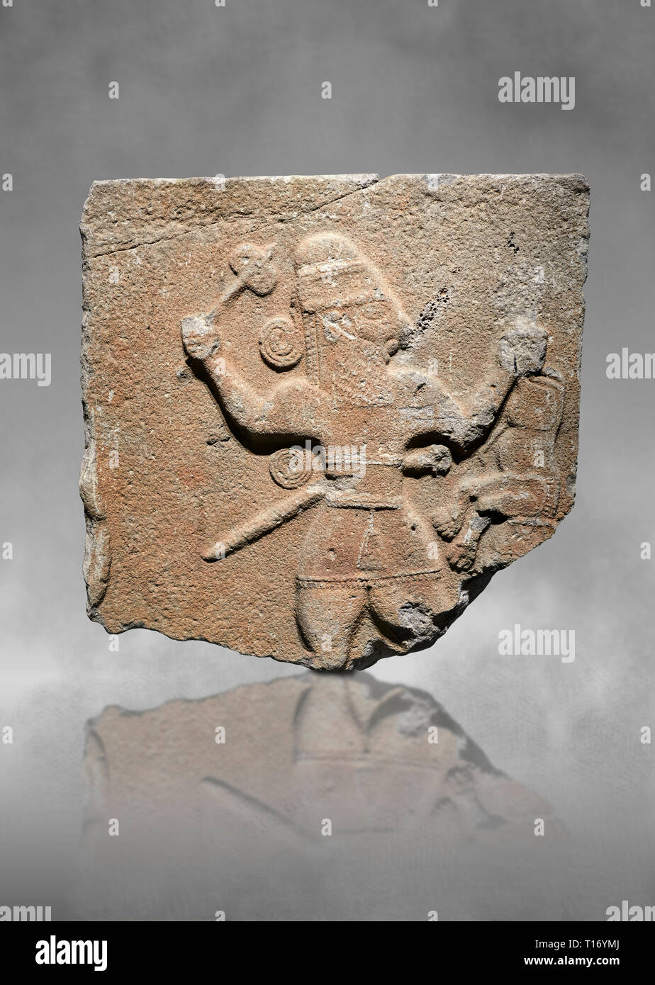 Monumental sculpture hittite de secours d'un homme avec une hache dans une main à propos de l'utiliser pour tuer un lion il est maintenant updide vers le bas dans son autre main. Fin Banque D'Images