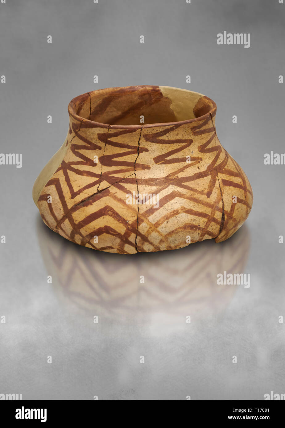 Décorées chalcolithique pot de terre. Vers 5000 avant JC. Catalhoyuk, collection Musée Archéologique de Konya, Turquie. Sur un arrière-plan gris Banque D'Images