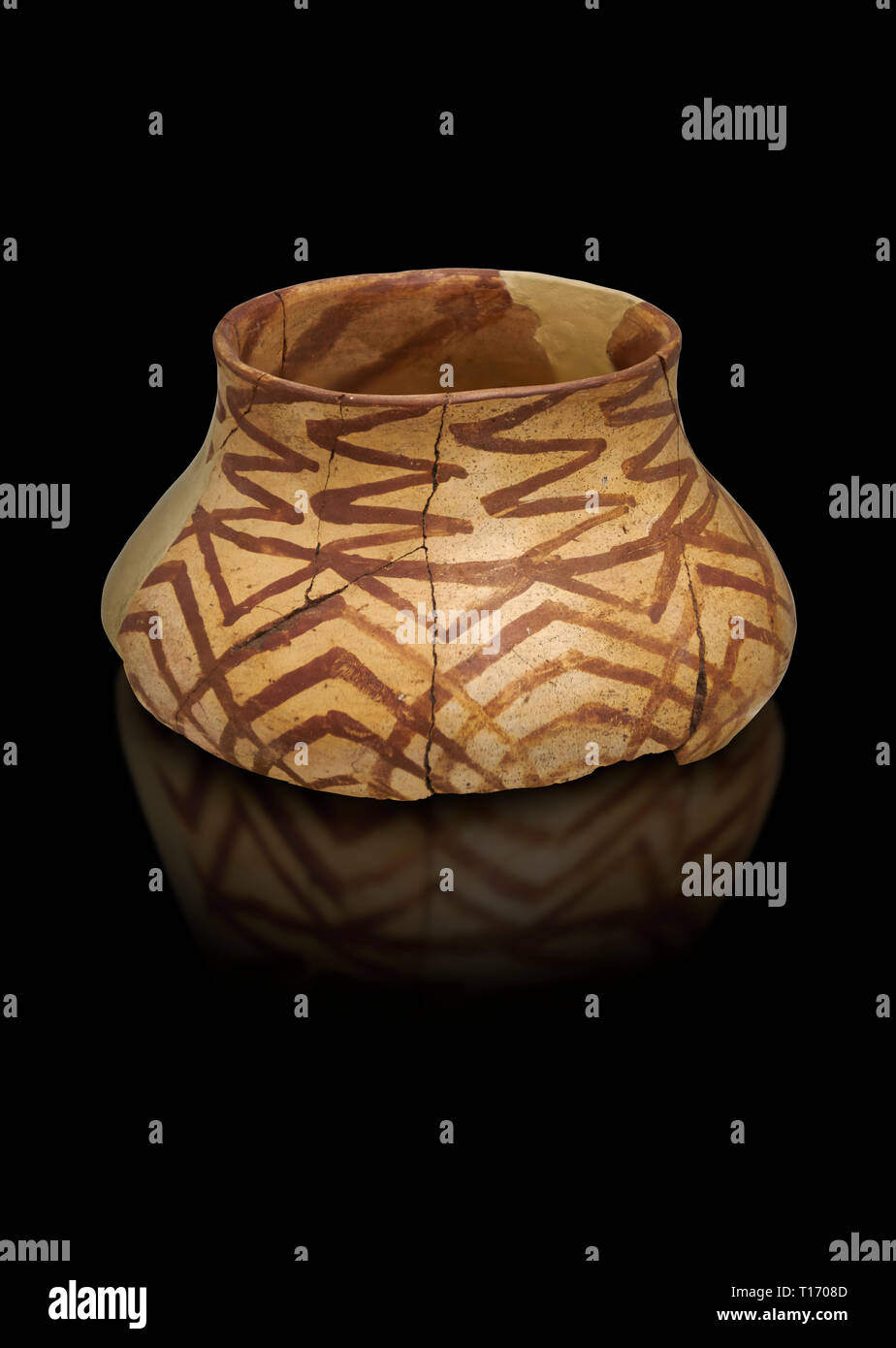 Décorées chalcolithique pot de terre. Vers 5000 avant JC. Catalhoyuk, collection Musée Archéologique de Konya, Turquie. Sur un fond noir Banque D'Images