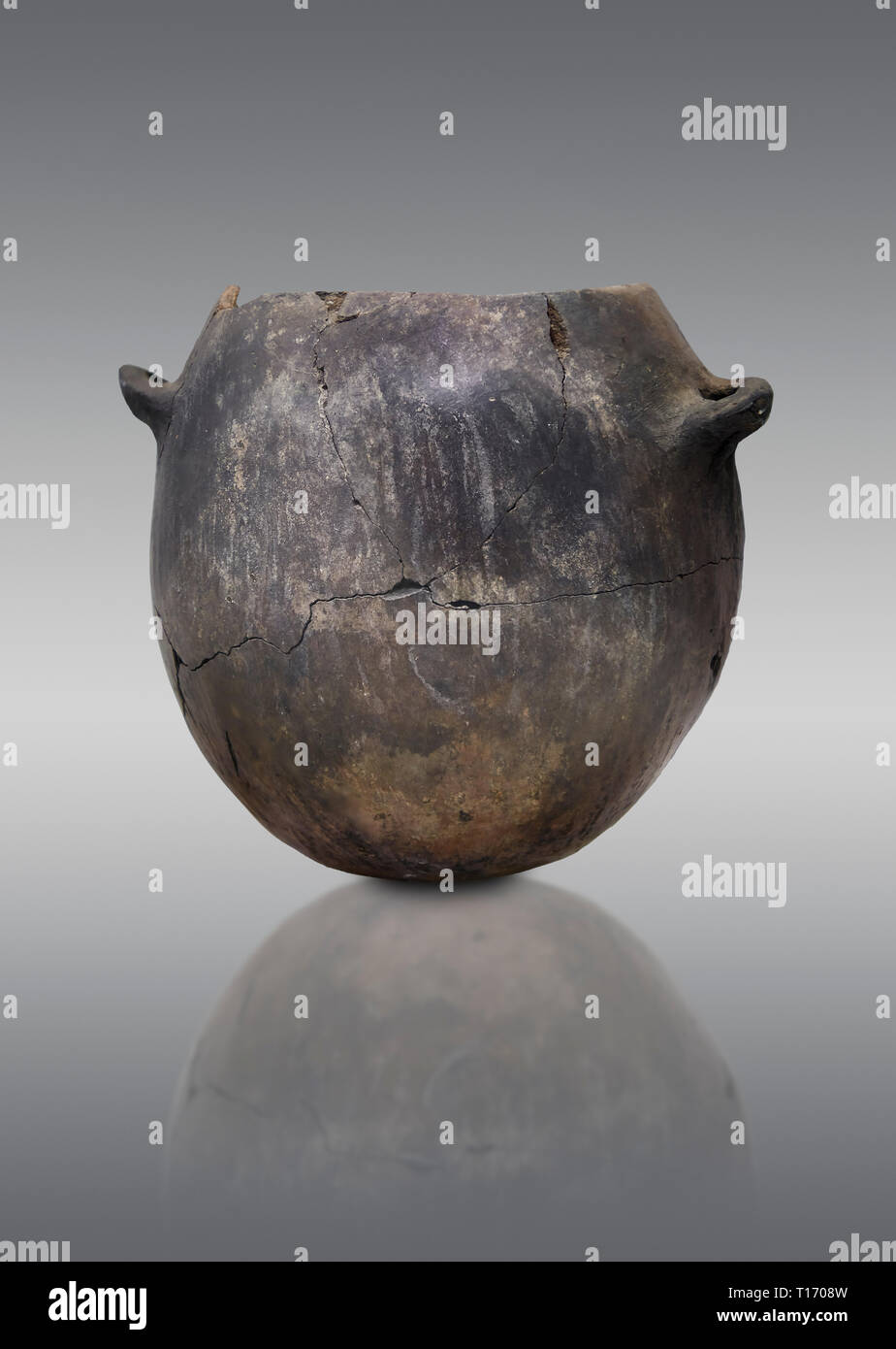 Pot en terre cuite du néolithique . Catalhoyuk, collection Musée Archéologique de Konya, Turquie. Sur un arrière-plan gris Banque D'Images
