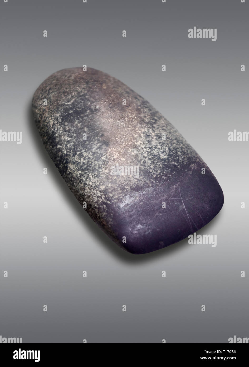 Outils de pierre néolithique, 7000 av. J.-C. à 6500 av. Catalhoyuk, collection Musée Archéologique de Konya, Turquie. Sur un arrière-plan gris Banque D'Images