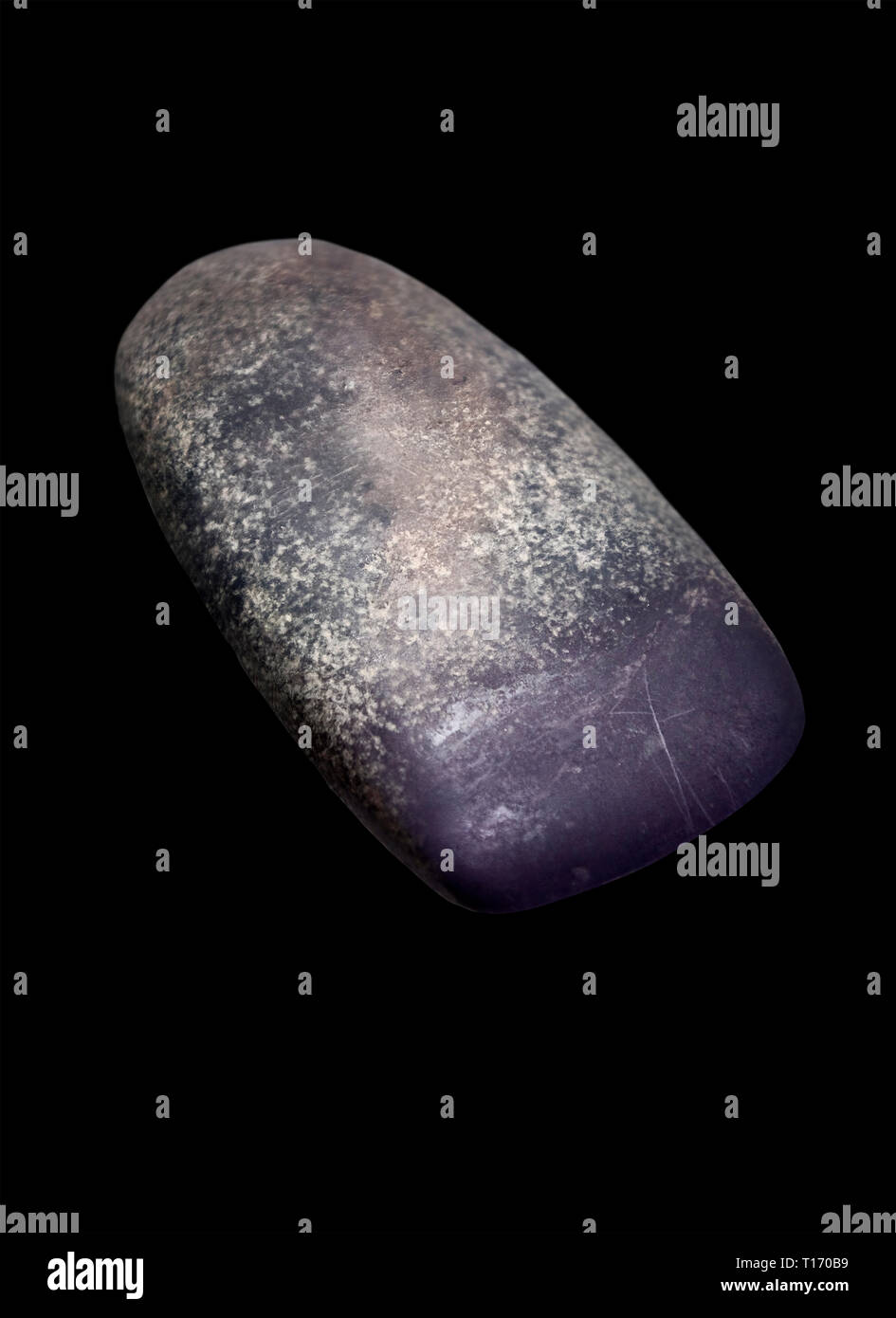Outils de pierre néolithique, 7000 av. J.-C. à 6500 av. Catalhoyuk, collection Musée Archéologique de Konya, Turquie. Sur un fond noir Banque D'Images