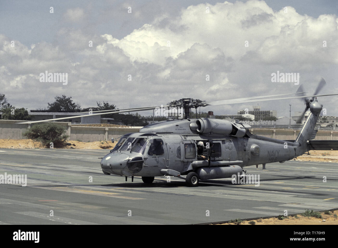 29 octobre 1993 Une marine américaine Sikorsky SH-60 Seahawk hélicoptère à partir de l'USS Abraham Lincoln, prêt à décoller de l'AC de l'ONUSOM à Mogadishu, en Somalie. Banque D'Images