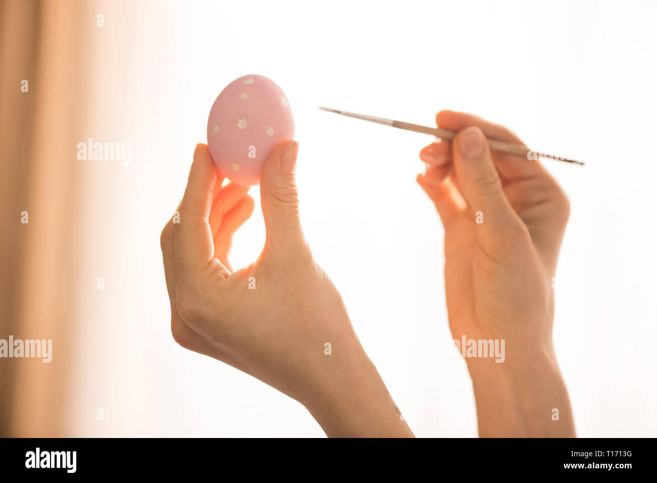 Œuf de Pâques dans la main Banque D'Images