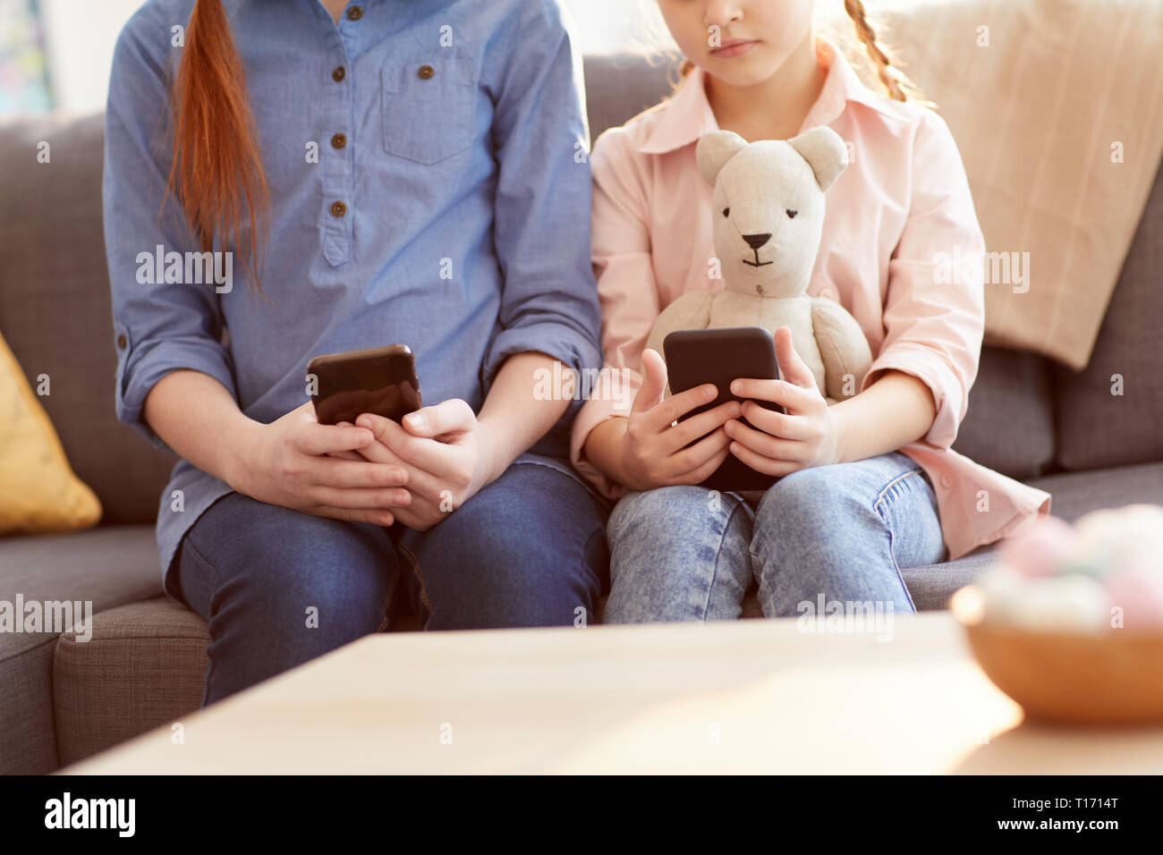 Les enfants avec la dépendance du Smartphone Banque D'Images