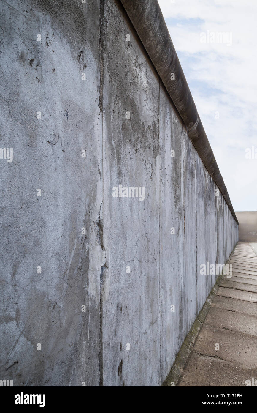 Vue latérale d'une section de l'original au mur de Berlin, le Mémorial du Mur de Berlin (Berliner Mauer) à Berlin, Allemagne, un jour nuageux. Banque D'Images
