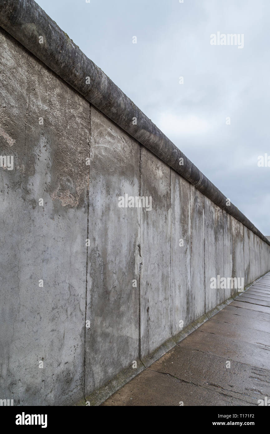 Vue latérale d'une section de l'original au mur de Berlin, le Mémorial du Mur de Berlin (Berliner Mauer) à Berlin, Allemagne, un jour nuageux. Banque D'Images