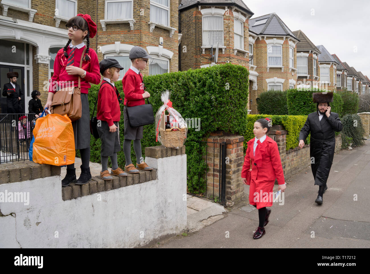 Célébrations juives Pourim à Stamford Hill. Les enfants et les adultes célébrer portant les costumes, danser et de l'échange présente dans la communauté. Londres ; Banque D'Images