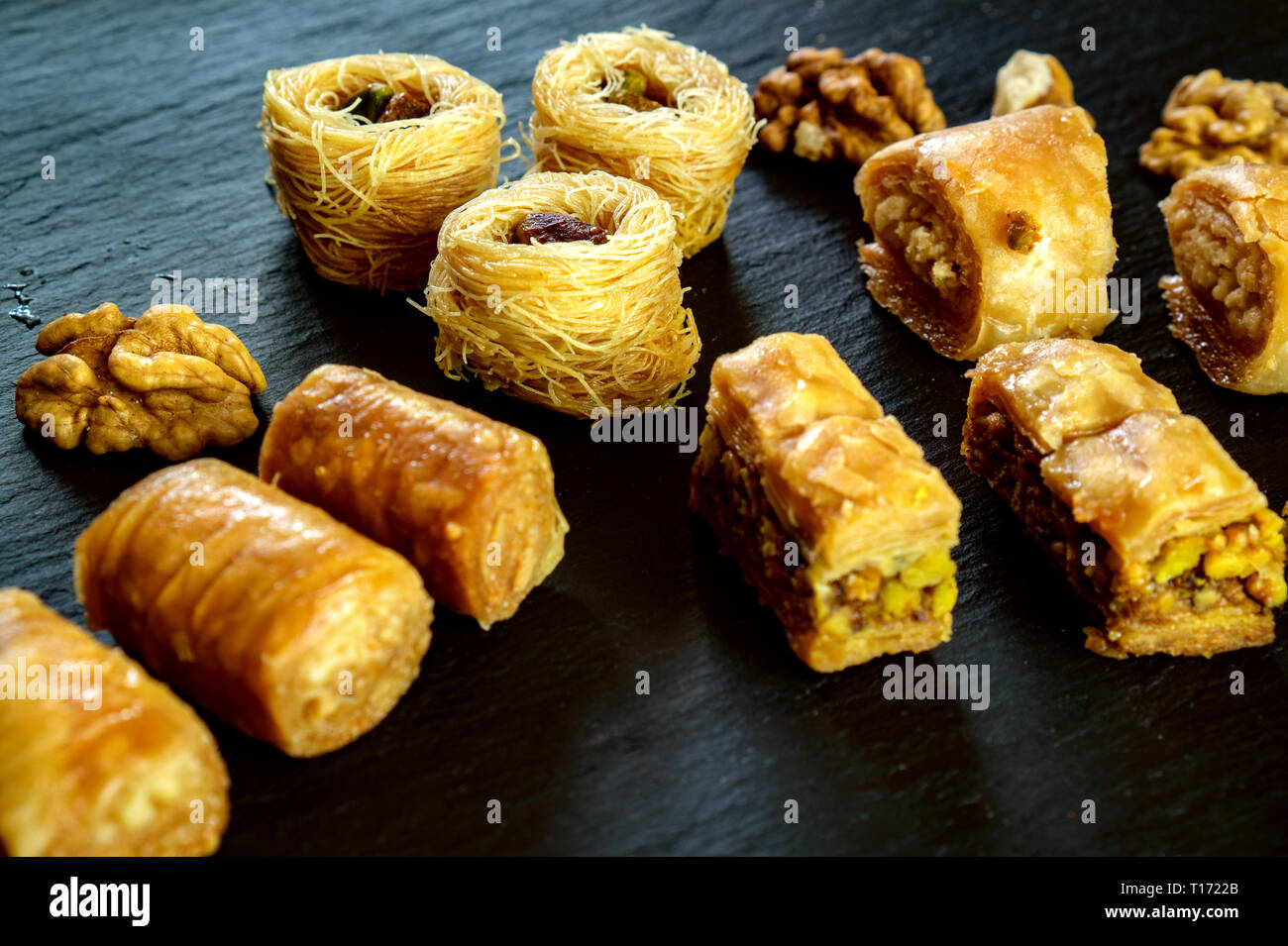 Autre type d'Arabian baklava sur fond noir avec copie espace pour différents types de textes - El Borma ush-nid-v-v asabi Banque D'Images