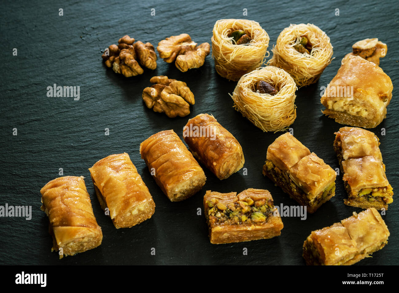 Autre type d'Arabian baklava sur fond noir avec espace pour différents types de textes - El Borma ush-nid-v-v asabi Banque D'Images