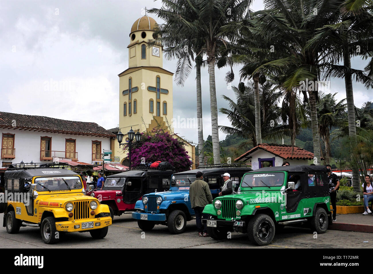 Willy quatre Jeeps en différentes couleurs sur la place principale de Salento, Colombie Banque D'Images