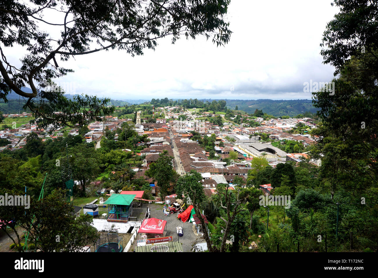 Vue panoramique encadrée de Salento, en Colombie, du haut d'un Lookout Banque D'Images