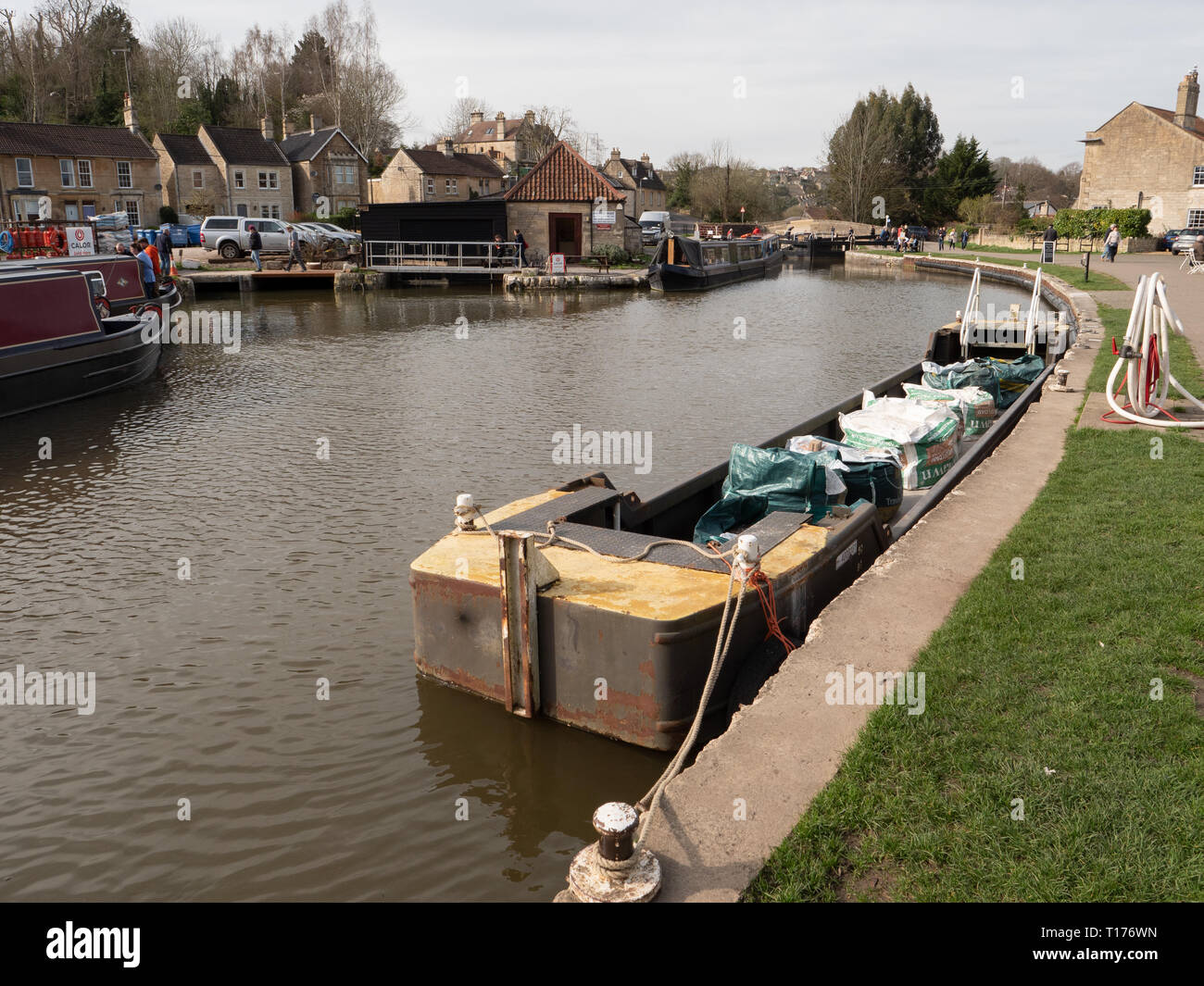 Une rivière et canal Trust laden bateau amarré à Bradford on Avon, Wiltshire, Royaume-Uni. Banque D'Images
